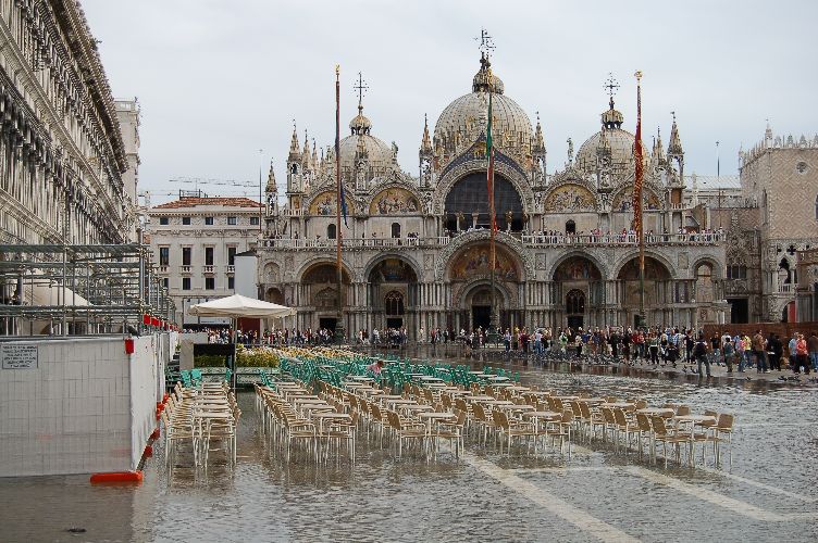 herr der diebe thief lord venedig venice venezia markusplatz piazza san marco basilica basilika caffe quadri acqua alta herr der diebe thief lord venedig venice venezia markusplatz piazza san marco basilica basilika caffe quadri acqua alta