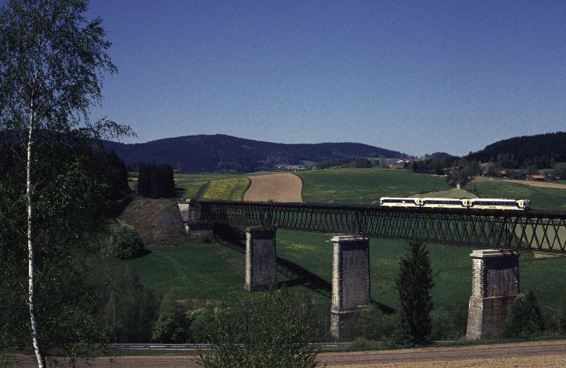 esslinger diesel triebwagen dieseltriebwagen viadukt waldbahn regen